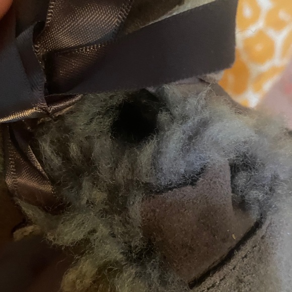 UGG Mini Bailey Bow two tone grey and brown,  small flaw on right boot - Picture 6 of 13